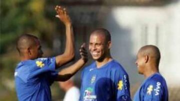 <B>SONRIENTE.</B> El brasileño, en compañía de otros madridistas, está féliz y lo demuestra tanto en el Madrid como con Brasil.