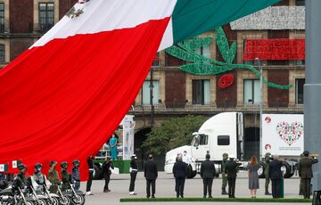 Desfile por la Independencia rinde homenaje a héroes de la salud