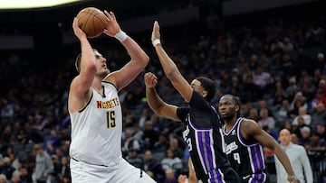 Nikola Jokic, pívot de Denver Nuggets, ante Keegan Murray, ala-pívot de Sacramento Kings.