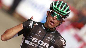 Rafal Majka celebra su victoria en la 14&ordm; etapa de la Vuelta a Espa&ntilde;a 2017.