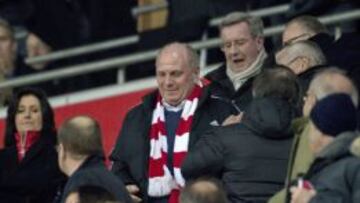 El expresidente del Bayern Munich Uli Hoeness llega a la tribuna para asistir al partido de la Bundesliga alemana entre el Bayern Munich y el FSV Mainz en M&uacute;nich.