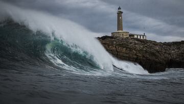 Una ola gigante rompe frente al faro de la Isla de Mouro, en Santander, Cantabria, en marzo del 2024.