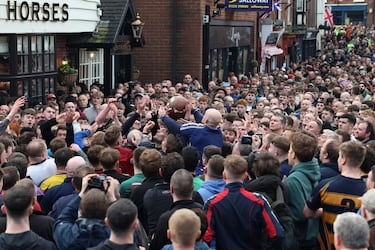 La multitud agarra la pelota durante el partido anual de fútbol medieval 'Shrovetide'.