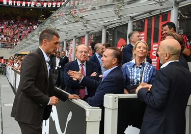 En 2022, el AC Milan fue vendido al fondo estadounidense RedBird Capital Partners por una cifra cercana a los 1.200 millones de dólares, marcando una de las operaciones más importantes en la historia reciente del fútbol italiano. La venta puso fin a la etapa de Elliott Management como propietario, quien había tomado el control del club en 2018 tras la salida del empresario chino Li Yonghong.
En la imagen el director técnico del Milan ,Paolo Maldini, junto al presidente del AC Milan, Paolo Scaroni, saluda al fundador y socio gerente de RedBird Capital Partners, Gerry Cardinale.