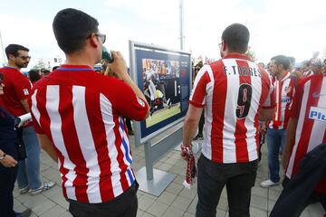 Muchos disfrutaron de la exposici¨®n sobre Fernando Torres como rojiblanco en los aleda?os del Wanda Metropolitano.