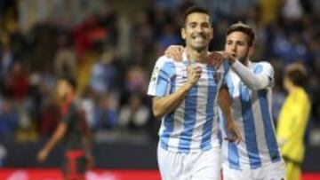 El Málaga sigue su escalada con los goles de Charles y Albentosa