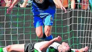 <b>RADIANTE. </b>Soldado se marcó un partidazo en Santander y dejó a la defensa del Racing por los suelos.