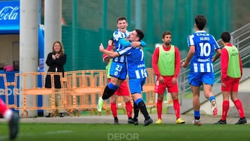 Varios jugadores del Fabril celebran un gol.