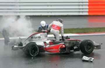 Fernando Alonso accidentado en el Gran Premio de Japón. 

