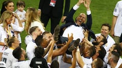 Football Soccer - Real Madrid v Atletico Madrid - UEFA Champions League Final - San Siro Stadium, Milan, Italy - 28/5/16 Real Madrid&#039;s coach Zinedine Zidane and his players celebrate after winning the UEFA Champions League.  REUTERS/Tony Gentile