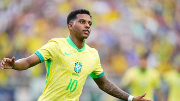 Rodrygo celebra un gol con la selección de Brasil.