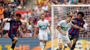 BARCELONA , 17/09/2022.- El defensa francés del FC Barcelona Jules Koundé, y el centrocampista del Elche Gerard Gumbau, durante el partido correspondiente a la sexta jornada de LaLiga Santander de Primera División disputado en el Spotify Camp Nou entre FC Barcelona y el Elche CF. EFE/ Alejandro García
