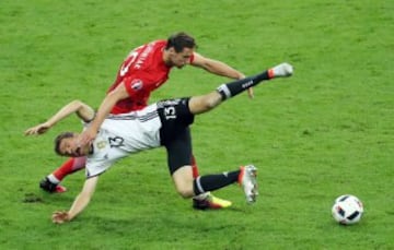 Grzegorz Krychowiak y Thomas Mueller.