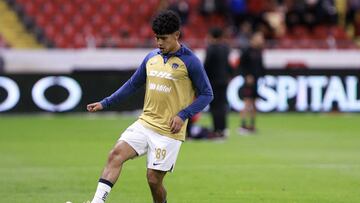 Jesús Rivas realiza el calentamiento con los Pumas.