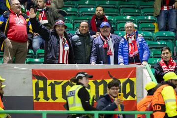 Aficionados del Atlético de Madrid en el Celtic Park en Glasgow.