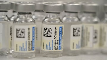 Los frascos de la vacuna Johnson &amp; Johnson COVID-19 se encuentran en la farmacia del National Jewish Hospital para su distribuci&oacute;n el s&aacute;bado 6 de marzo de 2021 en el este de Denver.