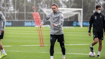 El mediocentro escoc&eacute;s Jordan Holsgrove se ejercita con el bal&oacute;n junto a Borja Oubi&ntilde;a durante un entrenamiento del Celta.