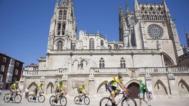 27/07/20 EQUIPO WALLONIE BRUXELLES , CATEDRAL DE BURGOS PREVIA VUELTA A BURGOS CICLISMO