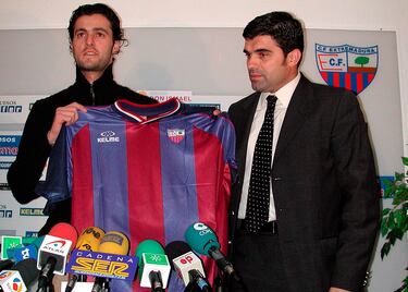 Tras convertirse en una de las mayores leyendas del Atlético de Madrid, el atacante de Jerez de la Frontera fichó por el conjunto extremeño en la temporada 01/02.