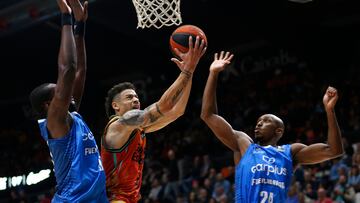 El escolta estadounidense Jonah Radebaugh entra a canasta ante Lasan Kromah y Viny Okouo, ambos del Carplus Fuenlabrada, durante el partido correspondiente a la jornada 14 de la Liga Endesa de baloncesto disputado, hoy martes, en el pabellón de la Fuente de San Luis de Valencia entre Valencia Basket y Fuenlabrada.