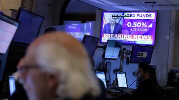 News screens display the Federal Reserve rate announcement on the trading floor at The New York Stock Exchange (NYSE) in New York City, U.S., September 18, 2024. REUTERS/Andrew Kelly TPX IMAGES OF THE DAY