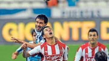 <b>DISPUTA AÉREA. </b>Maldonado trata de llevarse el balón por alto ante el acoso de Córcoles.