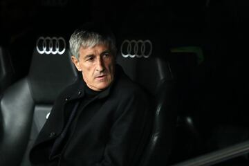 Quique Setién no termina de convencer en el Camp Nou y mucho menos después de su derrota ante el Madrid en el Bernabéu. Ya no sólo las sensaciones son malas por resultados (8 victorias, un empate y tres derrotas), sino también por el juego empleado. Cuando el Barça cesa a Valverde lo hace por los malos síntomas del equipo con el balón y se busca la solución contratando a un entrenador que imparte la filosofía de Johan Cruyff.