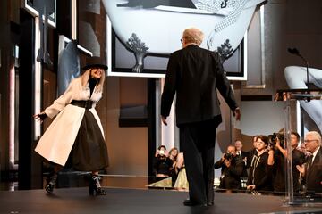 La homenajeada Diane Keaton (izq.) y el director y actor Woody Allen en el escenario de la 45.ª Gala del Premio a la Trayectoria del Instituto Americano de Cine (AFI) en homenaje a Diane Keaton, celebrada en el Teatro Dolby el 8 de junio de 2017 en Hollywood.