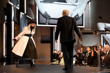 La homenajeada Diane Keaton (izq.) y el director y actor Woody Allen en el escenario de la 45.ª Gala del Premio a la Trayectoria del Instituto Americano de Cine (AFI) en homenaje a Diane Keaton, celebrada en el Teatro Dolby el 8 de junio de 2017 en Hollywood. 