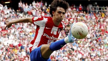 João Félix controla un balón durante un partido del Atlético