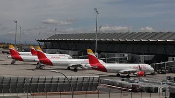 Varios aviones de Iberia aparcados en el Aeropuerto de Madrid-Barajas Adolfo Su&aacute;rez durante el estado de alarma