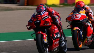 Marc Márquez persigue a Francesco Bagnaia durante la última vuelta de carrera.