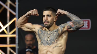 Ilia Topuria posa durante el pesaje previo a su pelea con Max Holloway en Abu Dabi.