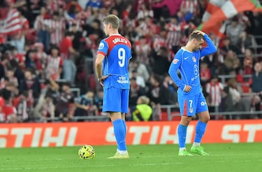 1-0. Los jugdores del Atlético de Madrid desolados tras el gol del Alejandro Berenguer. En la imagen, Aleksander Sorloth y Antoine Griezmann.