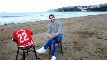 Raúl García, en la playa de Neguri