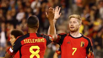 Brussels (Belgium), 22/09/2022.- Belgium's Kevin De Bruyne (R) celebrates with teammate Youri Tielemans (L) after scoring the 1-0 lead during the UEFA Nations League soccer match between Belgium and Wales in Brussels, Belgium, 22 September 2022. (Bélgica, Bruselas) EFE/EPA/STEPHANIE LECOCQ
