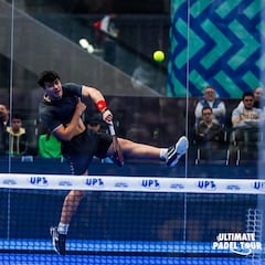 Cardona le cede sus zapatillas a Víctor Mena que le amarga el set