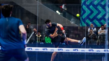 Pablo Cardona en un remate en el torneo UPT.