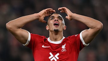 Trent Alexander-Arnold, jugador del Liverpool, se lamenta durante un partido.