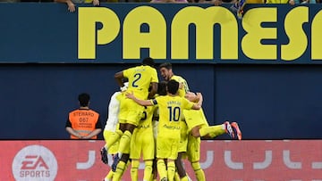 VILLARREAL (CASTELLÓN), 30/09/2024.- Los jugadores del Villarreal celebran el segundo gol ante Las Palmas, durante el partido de LaLiga en Primera División que Villarreal CF y UD Las Palmas disputan este lunes en el estadio de La Cerámica. EFE/Andreu Esteban