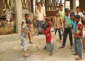 Los niños juegan al criquet en los suburbios de Dhaka durante la ICC World Twenty20 Bangladesh 2014