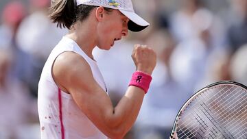 Paris (France), 10/06/2023.- Iga Swiatek of Poland reacts as she plays Karolina Muchova of the Czech Republic in their Women's final match during the French Open Grand Slam tennis tournament at Roland Garros in Paris, France, 10 June 2023. (Tenis, Abierto, República Checa, Francia, Polonia) EFE/EPA/CHRISTOPHE PETIT TESSON
