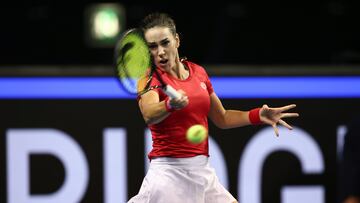 La tenista española Nuria Parrizas devuelve una bola en su partido ante Yulia Putintseva en la eliminatoria entre España y Kazajistán en las Finales de la Billie Jean King Cup.