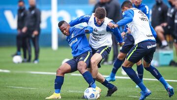 Jaminton Campaz, volante que hace poco llegó a Gremio de Brasil, se encuentra en adaptación por el comité de entrenadores de Luiz Felipe Scolari