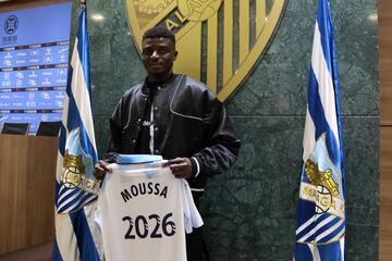 Moussa, el central, hasta 2026.