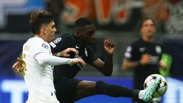 Soccer Football - Champions League - Group D - Eintracht Frankfurt v Olympique de Marseille - Deutsche Bank Park, Frankfurt, Germany - October 26, 2022 Eintracht Frankfurt's Randal Kolo Muani in action with Olympique de Marseille's Leonardo Balerdi REUTERS/Kai Pfaffenbach