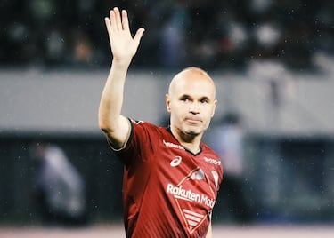 Con su gol en Johannesburgo en la final del Mundial ante Holanda puso su nombre en los libros de historia del fútbol español convirtiéndose en héroe de todo un país. Siguió jugando en el Barça y en la Selección hasta que en 2018 decidió poner rumbo a Japón. Con el Vissel Kobe conquistó la Copa del Emperador en 2020 y recientemente ha anunciado que se desvincula del club japonés.