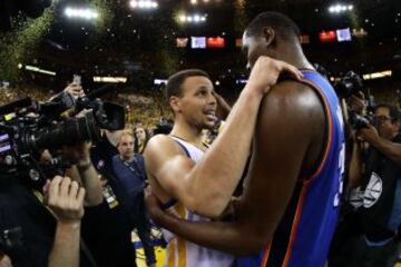 El abrazo entre Stephen Curry y Kevin Durant.