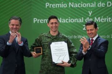 Ismael Hernández sonríe a la cámara mientras presume su Premio Nacional del Deporte.