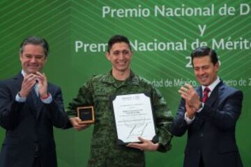 Ismael Hernández sonríe a la cámara mientras presume su Premio Nacional del Deporte.
